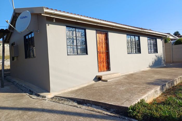 Northdale House To Rent: 3 Bedrooms, Alarm System, Covered Parking, Pet-Friendly.
