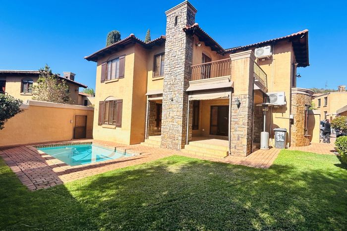 Lynnwood Manor Townhouse To Rent: Eco-smart, flexible spaces, pool, security complex.