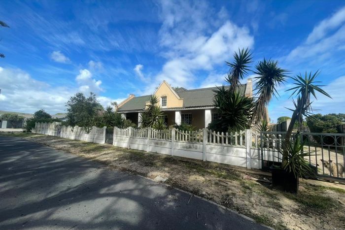 Spacious 5-bedroom house with flatlet, braai area, and ample parking in Stompneus Bay. For Sale.