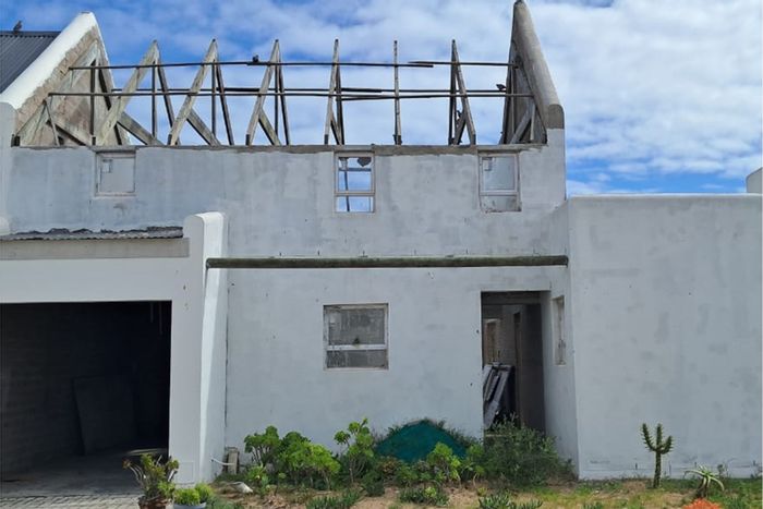 House for Sale in Lampiesbaai: 3 Bedrooms, open-plan living, close to beach.