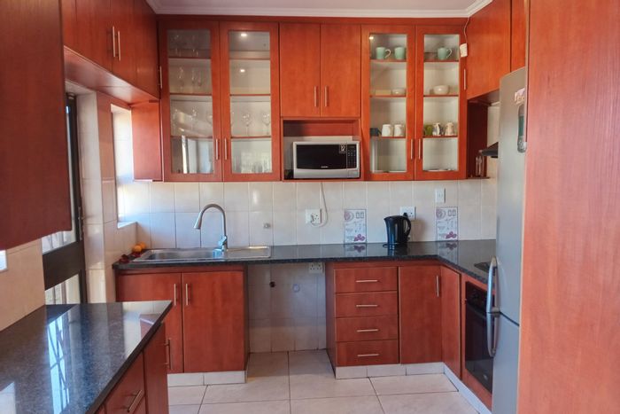3-Bedroom House with Pool in Lombardy East – To Rent, Close to Amenities