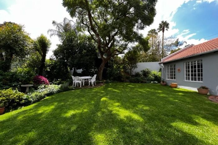 Benmore Gardens House To Rent: 3 beds, garden service, shared driveway, fireplace.