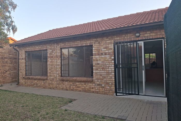Townhouse To Rent in Equestria: 2 beds, garden, garage, near highways and mall.