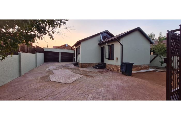 House to Rent in Philip Nel Park: 3 Bedrooms, large yard, covered carport.