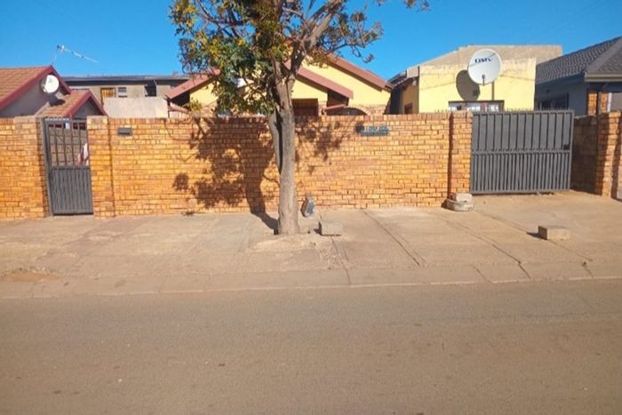 For Sale: 2 Bedroom House in Protea Glen with 4 Rental Rooms, Walled Yard.