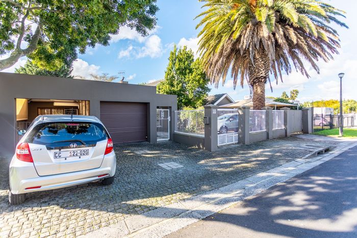 For Sale: House in Stellenridge with 3 beds, flatlets, and rental income potential.