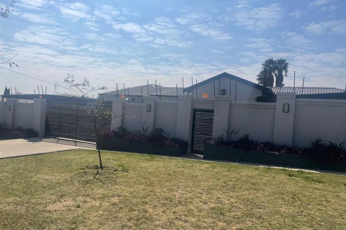 House To Rent in Noordwyk: Secure complex, prepaid electricity, close to amenities.