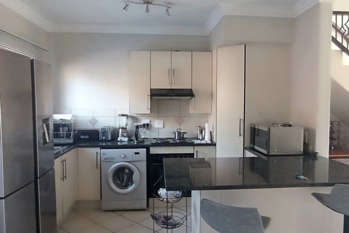 Townhouse To Rent in Theresapark: 2 beds, garden, security, parking, close to amenities.