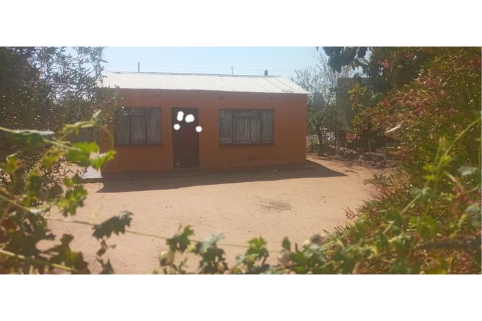 Seshego House For Sale: 2 Bedrooms, 1 Bathroom, Convenient Amenities Nearby.