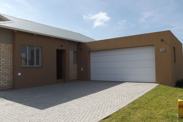For Sale: House in Mooikloof Country Estate with 3 beds, double garage, pet-friendly.