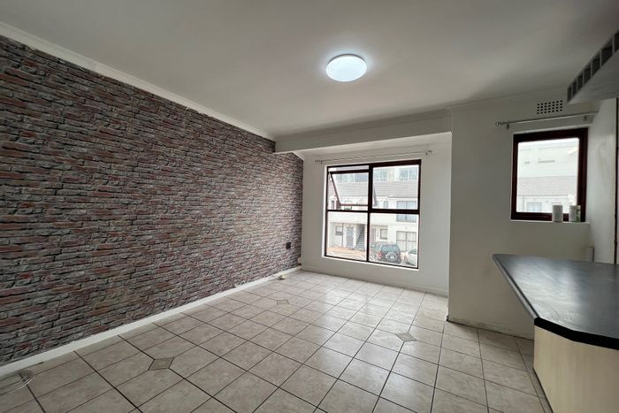 Bloubergrant Apartment To Rent: 2 bedrooms, balcony, secure parking, near beach.