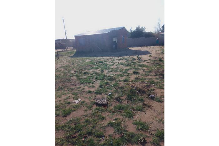 For Sale: House in Polokwane Ext 73, large yard, potential for apartments.