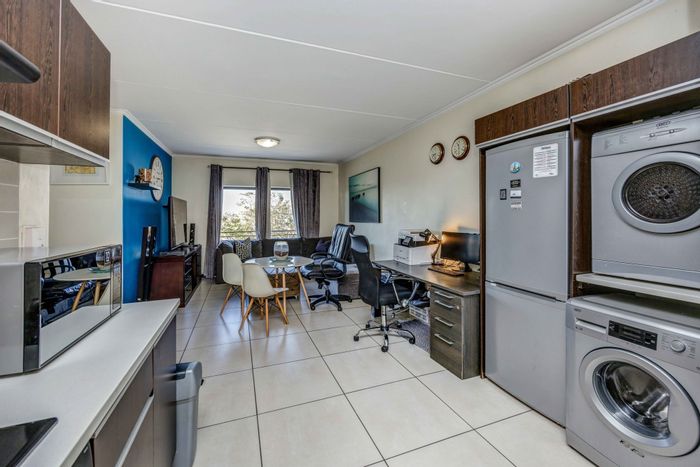 For Sale: 2-Bedroom Apartment in Fourways with Lifestyle Centre and ample amenities.