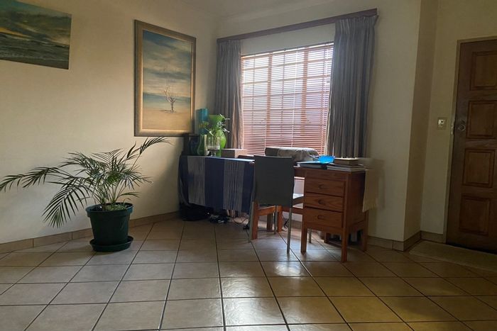 Rooihuiskraal North Townhouse For Sale: 2 beds, 2 baths, parking, investment potential.