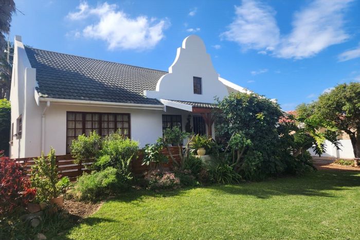 For Sale: Versatile Noorsekloof house with flatlet, sea views, and spacious living.