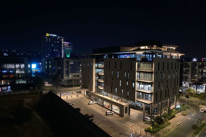 Menlyn Apartment For Sale: 1-bed, balcony, secure parking, Airbnb-friendly, prime location.