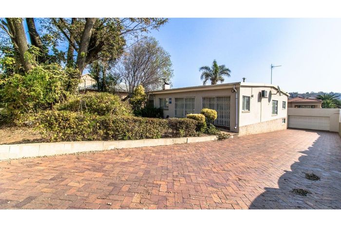 Linmeyer House For Sale: 3 beds, pool, flatlet, double garage, secure location.