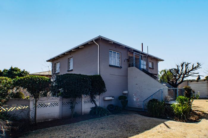 Crown Gardens Apartment To Rent: 3 Bedrooms, Parking for 4, Close to Amenities.