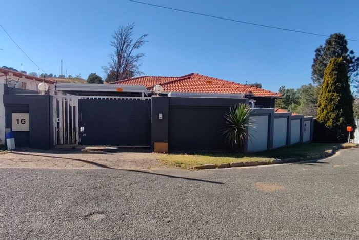 2-Bedroom House To Rent in Oakdene with open plan living and covered parking.