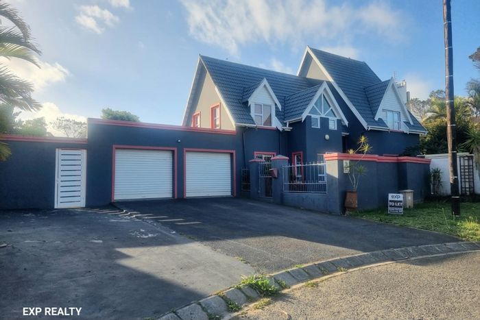 House To Rent in Beacon Bay: 4 Bedrooms, Pool, Double Garage, Open Plan Living.
