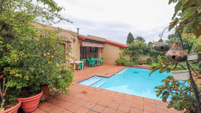 Townhouse for sale in Fourways: pool, double garage, staff accommodation, near schools.