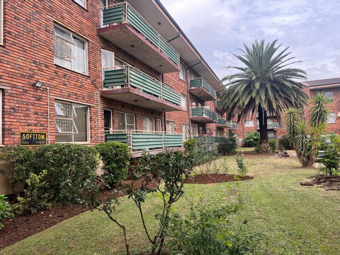 For Sale: Flat in Vanderbijlpark CE 2 with 2 Bedrooms, Lounge, and Toilet.
