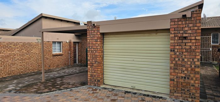 For Sale: 3-Bedroom Townhouse in Bendor with Security, Garden, and Parking.