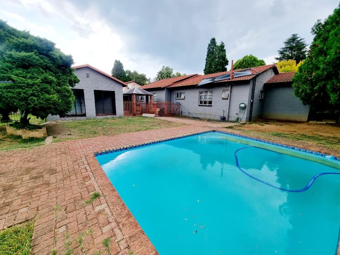 For Sale: House in Sasolburg Ext 11 with pool, flatlets, and spacious yard.