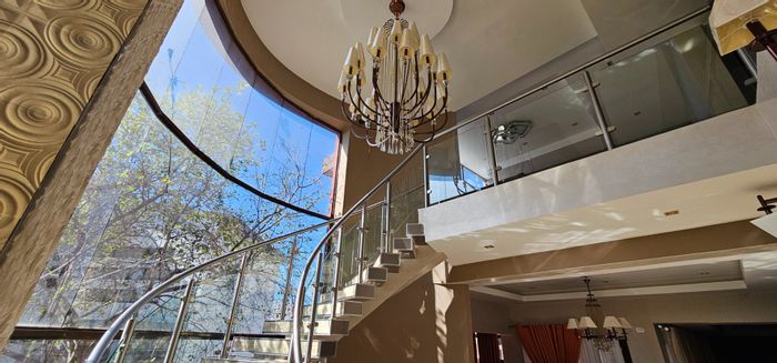 For Sale: House in Bendor with 5 bedrooms, pool, bar, and smart home features.