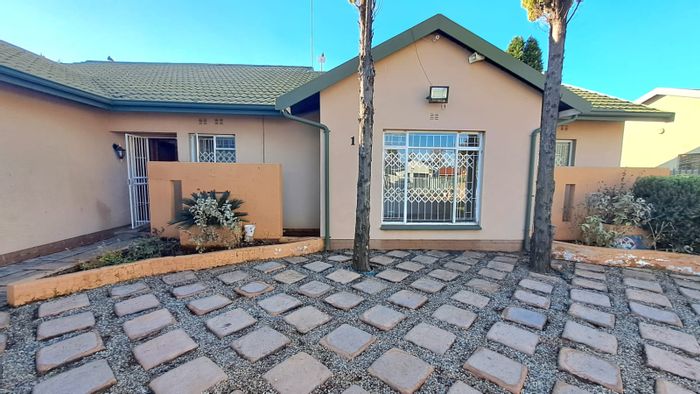 For Sale: House in Vanderbijlpark SE 6, 3 bedrooms, study, entertainment area.