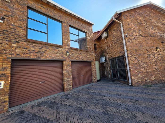 For Sale: Bedworth Park House with 4 beds, flatlets, and extensive security features.