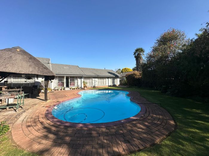 For Sale: House in Arcon Park with pool, lapa, and pet-friendly garden.