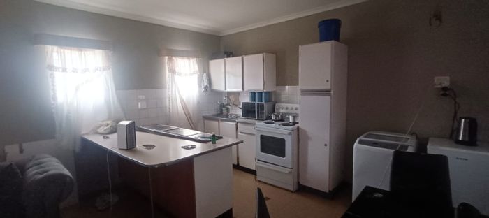 Flat for Sale in Vanderbijlpark Cw 5: 1-bed, open-plan, secure parking.