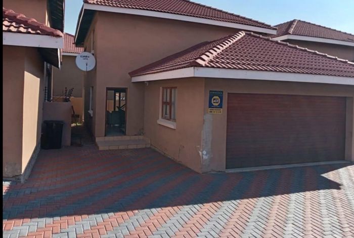 Bendor Townhouse For Sale: 3 bedrooms, double garage, balcony with braai area.