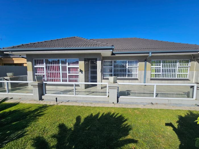 For Sale: House in Arcon Park with 4 bedrooms, pool, gaming room, and study.