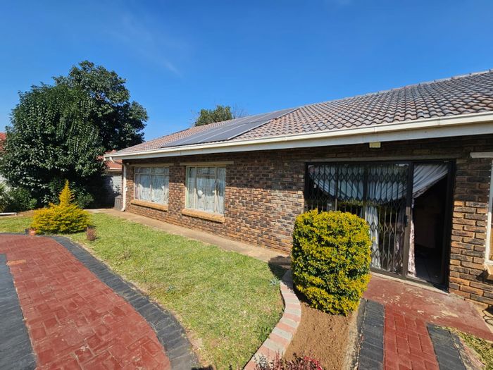 Unitas Park House For Sale: 3 Bedrooms, Lapa, Double Garage, Family-Friendly Area.