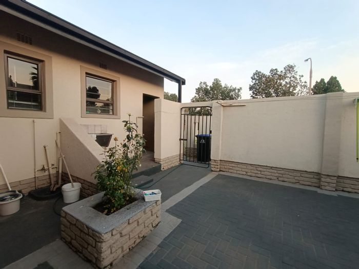 For Sale: House in Vanderbijlpark Ce 3 with entertainment area and solar panels.
