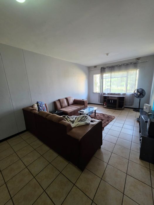 Vanderbijlpark Cw 1 Flat For Sale: Spacious 1-bedroom, large lounge, balcony.