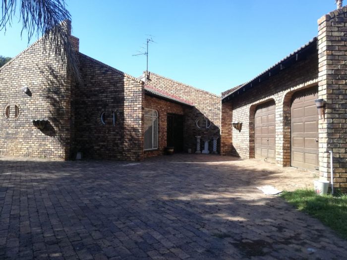 For Sale: House in Arcon Park with 3 beds, study, large yard.