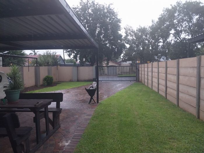 2-Bedroom House To Rent in Brakpan Central, pet-friendly, enclosed garden, prepaid utilities.