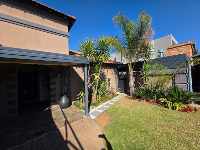 4 Bedroom house in Vanderbijlpark SE 8 for sale with pool and entertainment area.