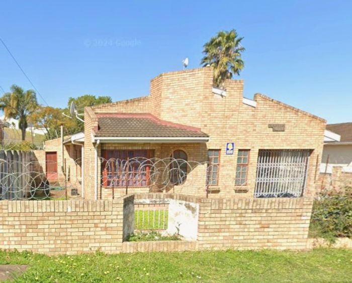 For Sale: House in Uitenhage Central with 3 beds, flatlets, and spacious yard.