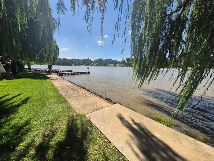 Vaalpark Flat For Sale: 3 beds, river access, boathouses, pool, 24-hour security.