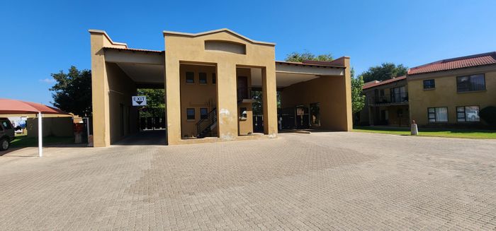 2-Bedroom Townhouse in Penina Park For Sale – Open-plan living, en-suite, and parking.