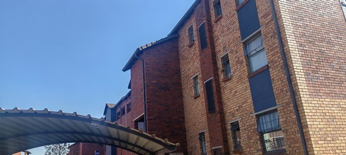 Olifantsvlei Apartment For Sale: 2 Bedrooms, balcony, covered parking, secure access.