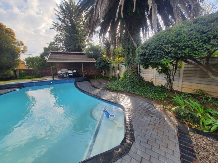 Spacious 5-bedroom house with pool, braai area, and ample parking in Vanderbijlpark Sw 2. For Sale.