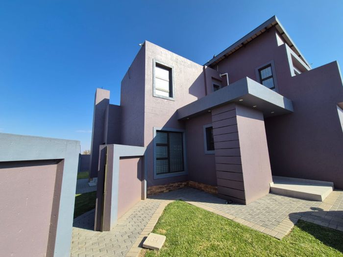 Helderwyk House For Sale: 3 Bedrooms, pool, solar system, secure estate amenities.
