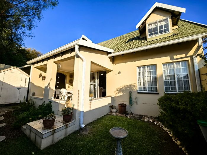 Sonneglans Townhouse For Sale: 24hr security, garden patio, pet-friendly, tandem garage.