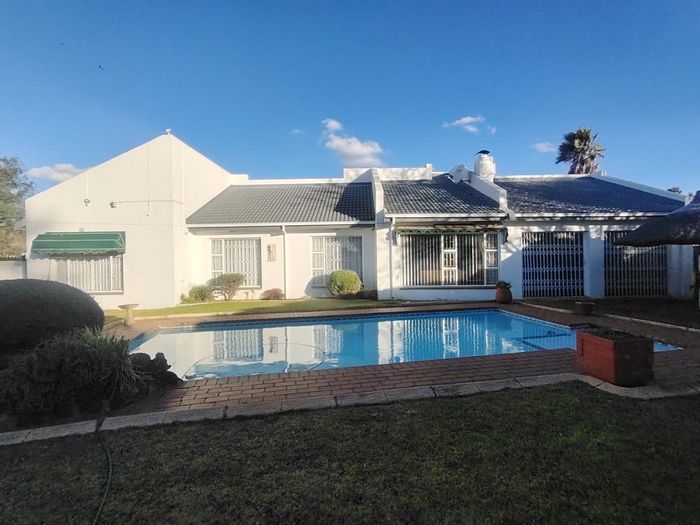 For Sale: House in Arcon Park with pool, flatlet, and entertainment area.