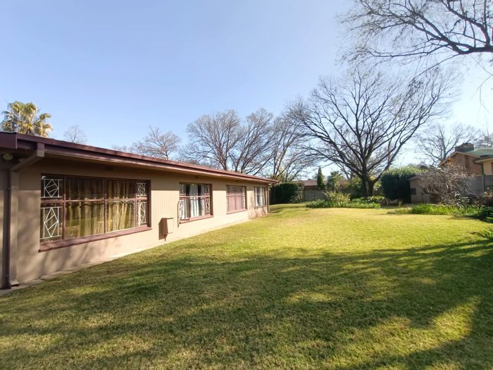 Five-bedroom house with flatlet, borehole, and large garden in Vanderbijlpark Central. For Sale.